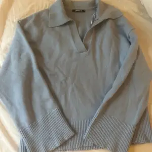 Snygg tröja i en super snygg blå färg från Gina tricot! Inte mycket använd så i toppskick! Storlek M 