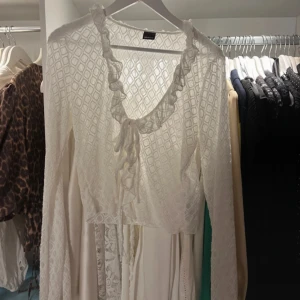 Blus knyten  - Från Gina Tricot storlek L