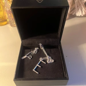 Maria Nilsdotter halsband - Nu säljer ja mitt super snygga halsband från Maria Nilsdotter skriv för frågor eller intresse💓💓