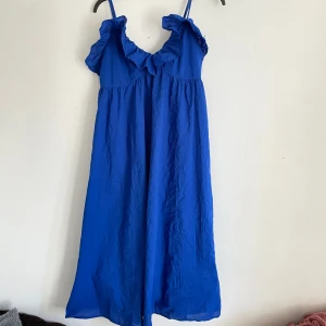 Klänning  - Säljer denna jättefina klänningen från H&M, den är i nyskick!💞💞