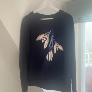 Gant sweatshirt - Gant tröja i toppskick, den har lite större krage än vanliga tröjor, alltså Perfekt att ha skjorta under