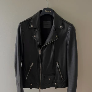 All Saints läderjacka ”Milo” - All Saints läderjacka ”Milo” i storlek m Nypris 4000kr Knapp använd, princip nyskick Kvitto finns 