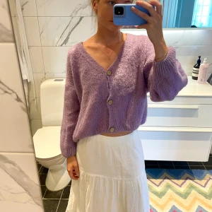 Stickad kofta - Ullkofta inköpt på en marknad i St Tropez Jättefin lila färg, aldrig använd 