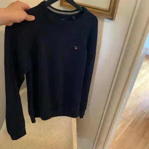 Gant Huvtröja - Ny Gant stickad tröja, andvänd en gång, perfekt skick inga hål osv Storlek s skulle ja säga den är 170cm Hör av er vid frågor 