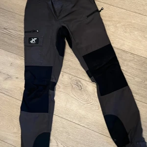 Funktionsbyxor Revolution Race - Säljer dessa sköna funktionsbyxor eftersom de inte passar längre.