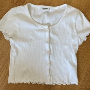 Vit magtröja -  Jättefin vit tajt magtröja i storlek 146/152 från kappahl. Den är i bra skick och använd bara ett par gånger💕 OBS utan kjolen! Frakt ingår.