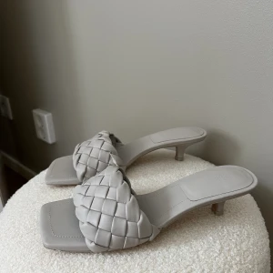 Klackskor grå - Klackskor från H&M med band som är flätat. 3 cm klack  Endast provade 