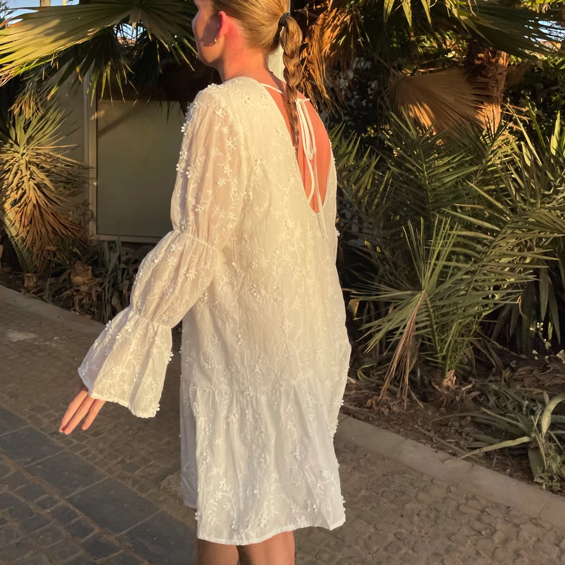 vit klänning med broderier 