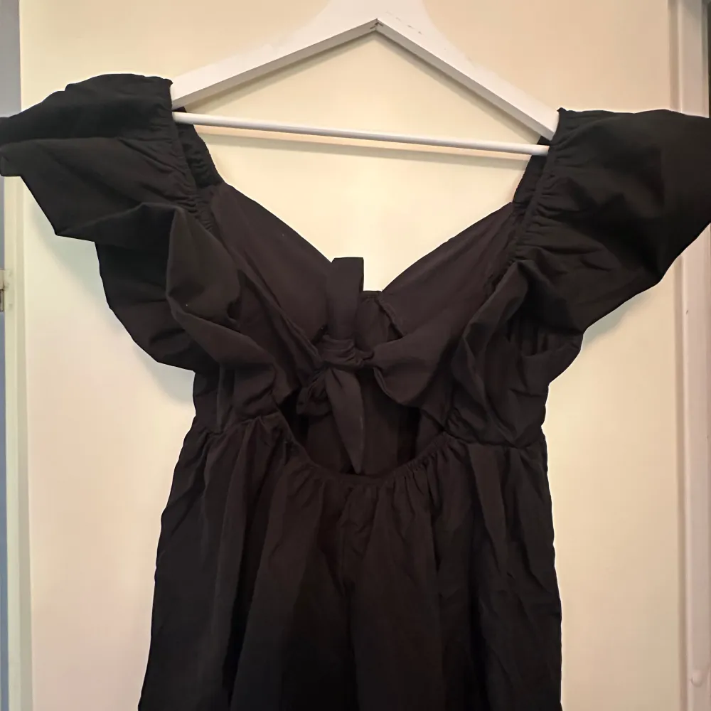 Helt ny svart klänning med knytning i ryggen🎀 köpt utomlands, för liten därav inga bilder med klänningen på.🧸. Klänningar.