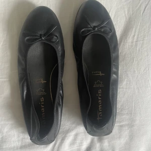 Svarta balernaskor - Säljer dessa svarta ballerinaskor i storlek 38. Köpta på Vinted och den säljaren sa att de endast var använda någon enstaka gång. Mycket bra skick! 