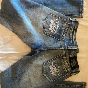 Hej! Jag säljer mina Victoria Beckham jeans för dom tyvärr inte kommer till användning. Dom är storlek 29 men passar mig som har normalt i storlek 34. Dom är använda ett fåtal gånger. Men hoppas dom kommer till bättre användning🩷