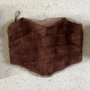 Zara corsett - Så fin corsett från Zara. Använd en gång men har defekt, se bild 3. Bild 2 är lånad.