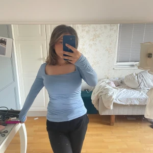 En super fin ljusblå tröja från bikbok  - En ljusblå tröja från bikok i storlek s. Den är oanvänd och köptes för 400kr och kommer sälja den för 250kr priset kan självklart diskuteras