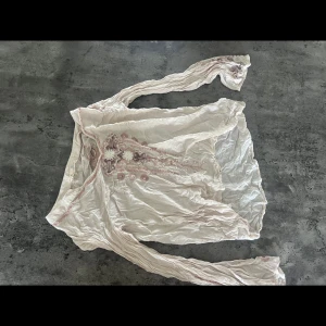 Blus   - Inga fläckar eller hål 