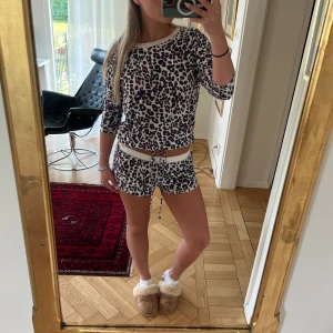 Juicy Couture pyjamas  - Pyjamas från Juicy Couture. Bra skick, något urtvättad. Säljer som ett sett. 