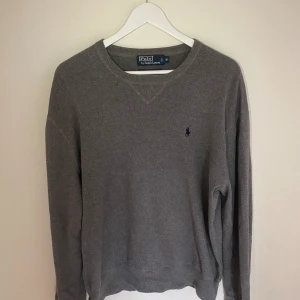 Polo Ralph Lauren stickad tröja  - En stickad Polo Ralph Lauren i bra skick med 100% cotton. Storlek M, skick 9/10, nypris ca 2k Pris går att diskutera✅