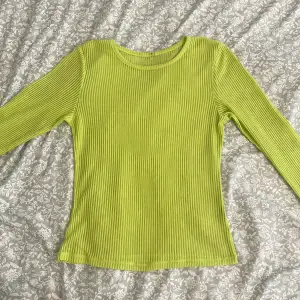 En genomskinlig grön tröja 