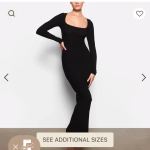 skims klänning - säljer min svarta skims klänning🖤perfekt för de mesta tillfällena, använd sparsamt. Köpt för 1150kr, säljer för 700kr