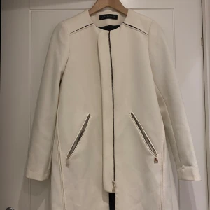 Kappa  - Jätte fin kappa som funkar till seriöst allt. Elegant passar perfekt med kostym o klackar. Man kan styla den hur man vill vilket är najs. Inte föt tunn och inte för tjock utan perfekt! 