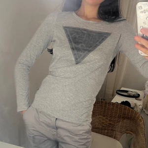 Guess långärmad tröja med tryck  - Storlek Xs