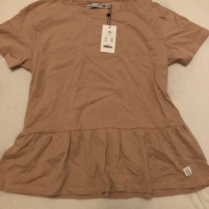 Coral färgade t shirt - Aldrig använd, prislapp kvar. Passar S