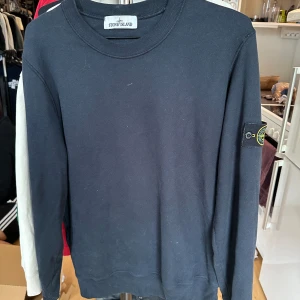 Stone island crewneck - Storlek M, sparsamt använd, säljer då de inte är min stil längre. Äkta 
