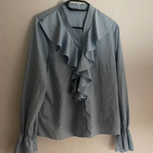 Blus med volang  - Ljusblå blus med volang storlek S från shein 