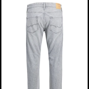 Jack & Jones jeans ljusgrå - Helt nya utan lapp men alldeles för stora för mig kom köp snabbt 