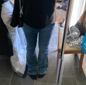Low waist bootcut jeans från Gina Tricot - Jag säljer mina jeans eftersom de är för stora för mig!☺️ de är slitna längst ner vid hälarna men annars i super skick!🩷 Tror de kostade ca 500 när jag köpte dem!☺️