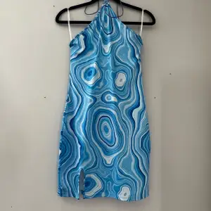 Säljer nu min blå sommar klänning, för jag har aldrig fått användning av den har bara testat klänningen, men aldrig använt den. Den är från SHEIN. 