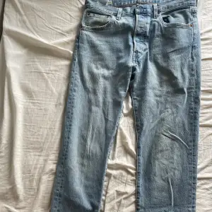 Fina Levis jeans som har användas rätt mycket. Som bilderna visar finns det små märken på tyget efter användning. Skick 6/10