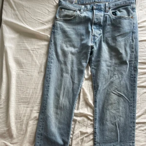 Levis 501 30/32 - Fina Levis jeans som har användas rätt mycket. Som bilderna visar finns det små märken på tyget efter användning. Skick 6/10