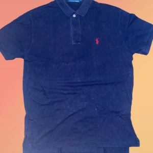 Ralph Lauren piké  - Tja, säljer nu min Ralph lauren piké som jag inte använder längre, pikén är inte använd mycket ungefär 5 gånger så den är i väldigt bra skick skulle säga 9/10. Passar perfekt nu till sommaren och det varma vädret. Kontakta mig om du har en fråga.