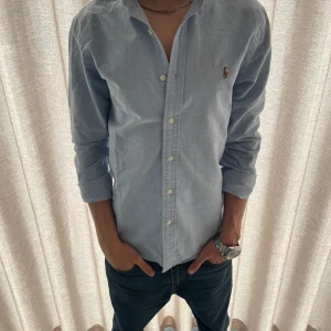 Ralph Lauren skjorta - Hej, säljer nu en snygg Ralph Lauren skjorta storlek S slim fit. Den är i nyskick och kommer vara otroligt snygg i sommar. Nypris 1500kr.