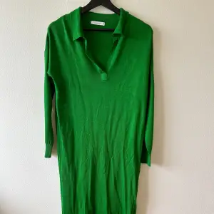 Helt ny lång klänning i fin grön färg, enbart testad.