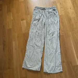 Linnebyxor storlek 152  - Storlek 152 från Lindex , fina men använda. Jag hade velat ha kvar dem men de är för korta för mig nu så de ligger bara och skräpar i garderoben så jag hoppas att någon annan vill ha dem så att de får ett nytt liv. Kommer stryka dem innan de säljs.