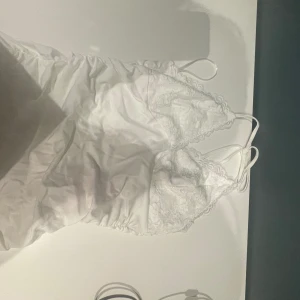 Jättefint linne - Säljer nu denna för jag inte använder den! Helt ny! Tänkte skicka tillbaka men tiden för att den skulle kunna gå att skicka tillbaka den gick ut. Priset kan diskuteras