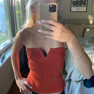 Stickad mörkröd topp - Stickad mörkröd topp med en bygel och v ringad