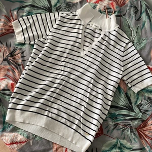 Randig tröja - En svartvit randig tröja med en lite krage. Tröjan är väldigt bekväm men kommer tyvärr inte till användning. Jättefint skick🫶🏼