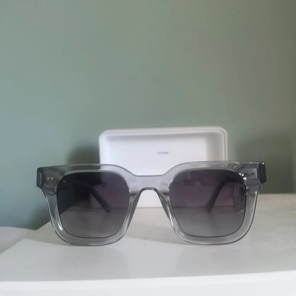 Ett par jättefina Solglasögon från Chimi i modellen 04 grey, aldrig använda och är helt i nyskick. Kommer med original lådan och alla tillbehör. Övrigt.