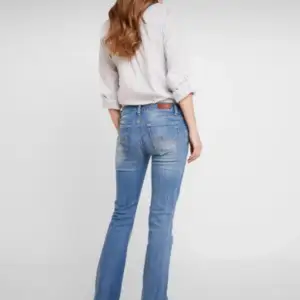 Ljusblåa ltb jeans i storlek 31/34 jätte fina knappt andvända de är för stora därför säljer jag❤️