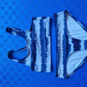 Bikini 146/152 - En bikin blå och vit   storlek 146/152 använd i sultet av förra sommaren. från Lager 157