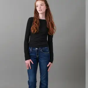 mörkblåa bootcut jeans från Gina Tricot. Väldigt fint skick, bara blivit för korta för mig