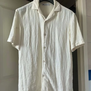 Linneskjorta - En nice linneskjorta i naturvit färg