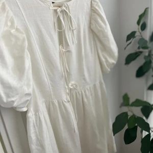 Vit sommar klänning  - Köpte förra sommaren på hm säljer för den inte längre passade andvänd en gång