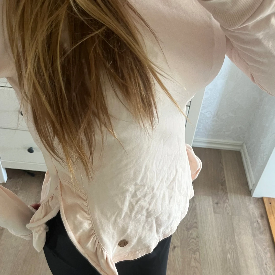 Rosa tjocktröja med volang   - 90