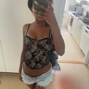 Skit snygg korsett topp - En snygg korsett topp utan bygel! Den är oanvänd och ganska tajt i storleken