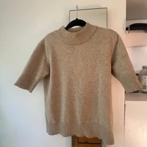 Beige kortärmad stickad tröja - Säljer denna nästan helt oanvända tröjan från VILA eftersom den är lite för stor för mig som är 163 och oftast har xs! Den är använd 1-2 gånger. Nypris 400 kr, pris kan diskuteras.
