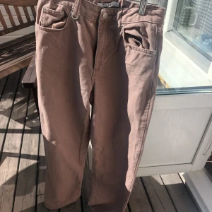bruna jeans NAKD - väldigt bra kvalitet jeans som endasr var använda 1 gång. 