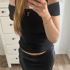 Svart offshoulder topp - Hej, jag säljer en svart söt liten offshoulder topp. Toppen är i ett stretchigt och skönt material. Jag skulle säga att toppen passar en M/S storleksmässigt. Toppen är i fint skick utan några synliga defekter🖤🖤
